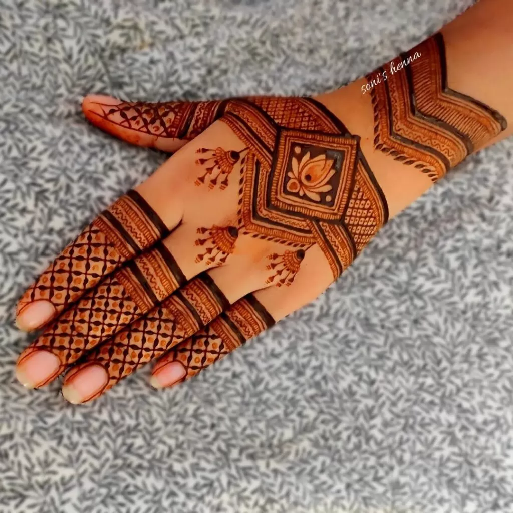 Back Hand Mehndi Design