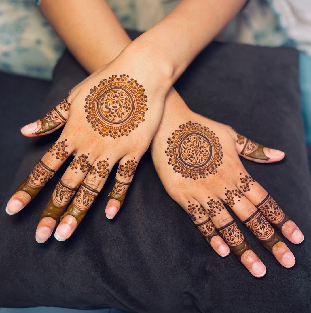 gol tikki mehndi design
