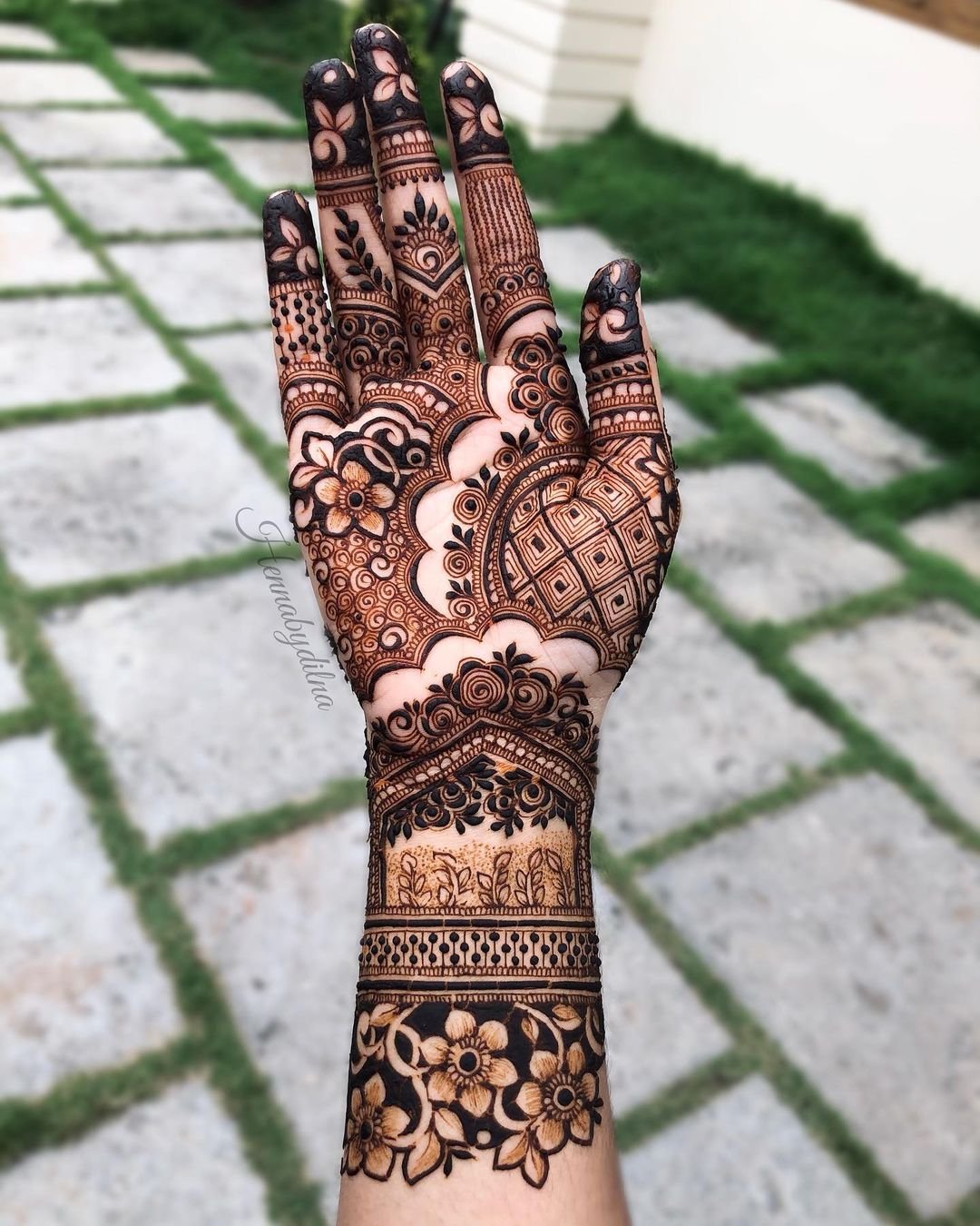 front hand mehndi design