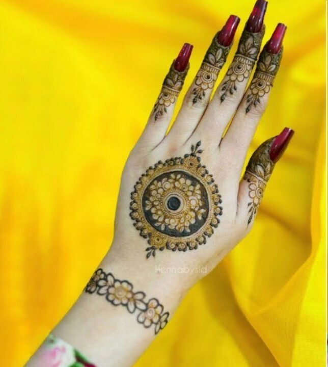 gol tikki mehndi design