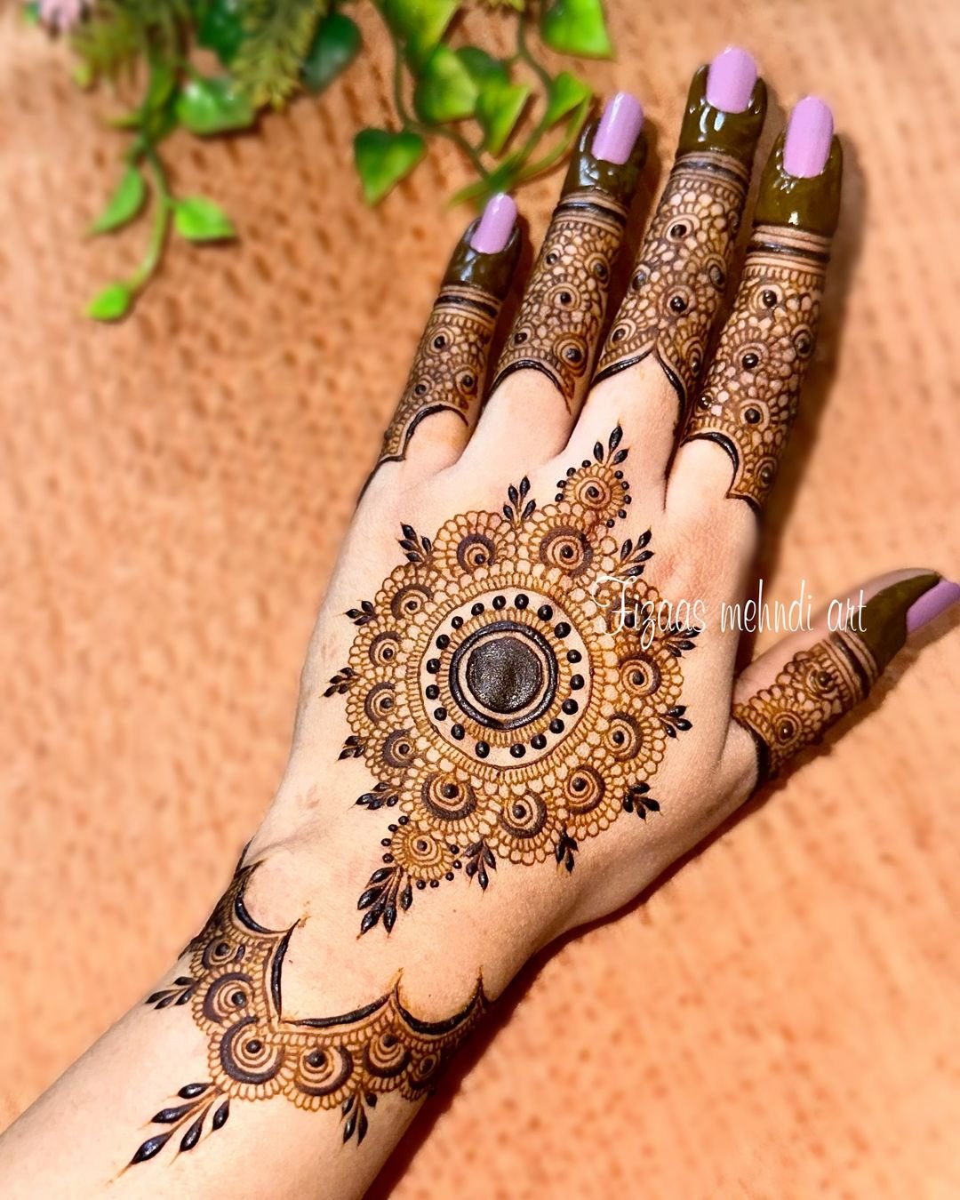 gol tikki mehndi design