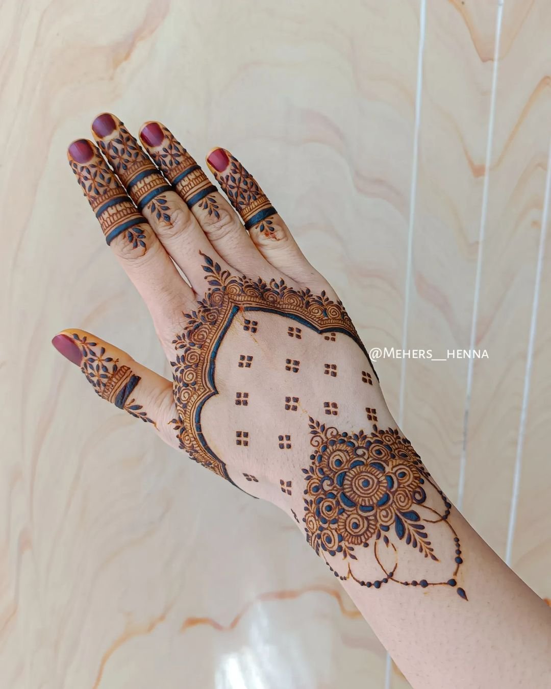 gol tikki mehndi design