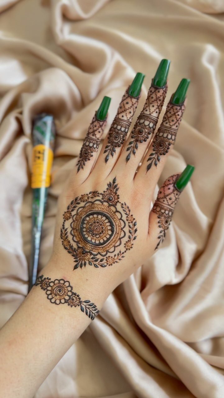 gol tikki mehndi design