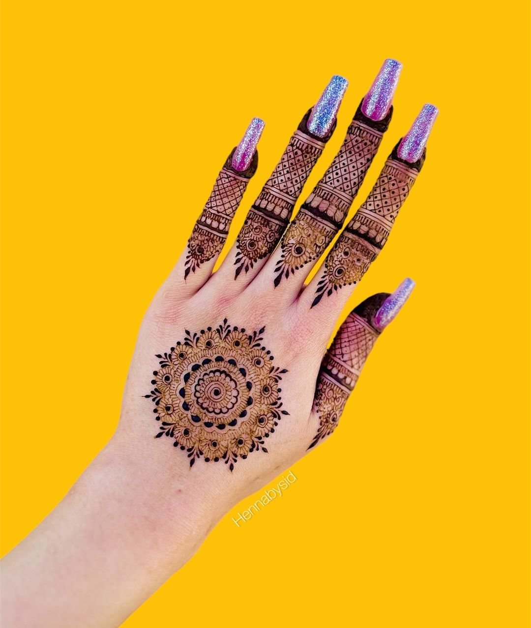 gol tikki mehndi design