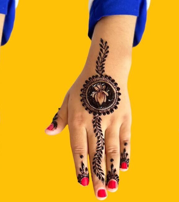 gol tikki mehndi design