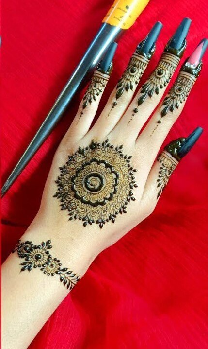 gol tikki mehndi design