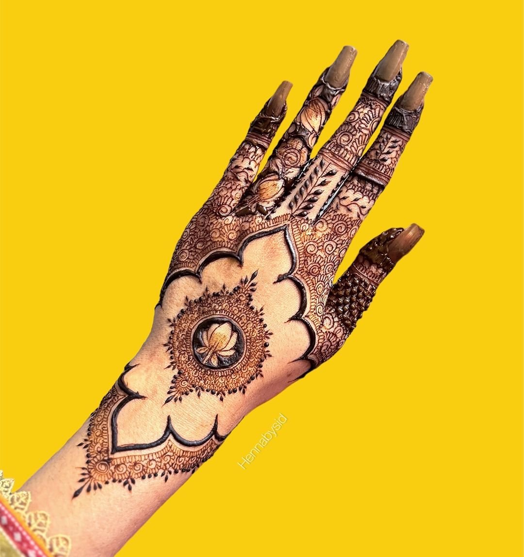 gol tikki mehndi design